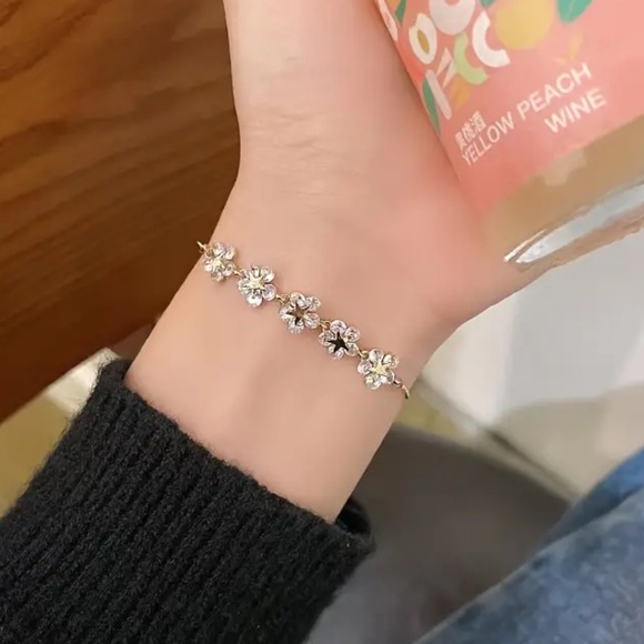 💛 NEW Gold 18k Adjustable Flower Beads Chain Luxury Elegant Floral Bracelet - Picture 3 of 5